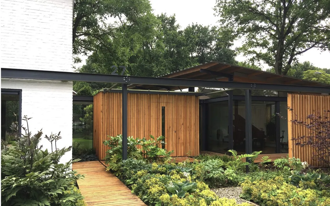 De entree vormt de overgang tussen straat, woning en tuin en biedt direct zicht op het groene hart van het perceel.