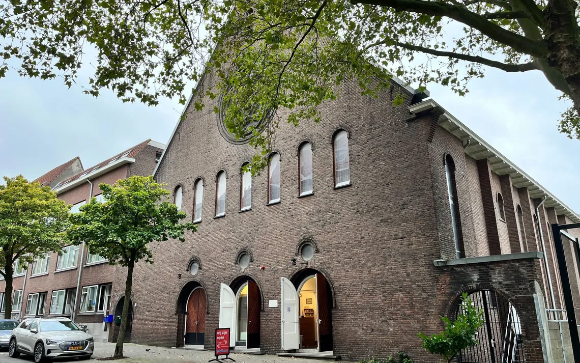 foto gevbel  kerkgebouw de brandaris rotterdam na verduurzaming 