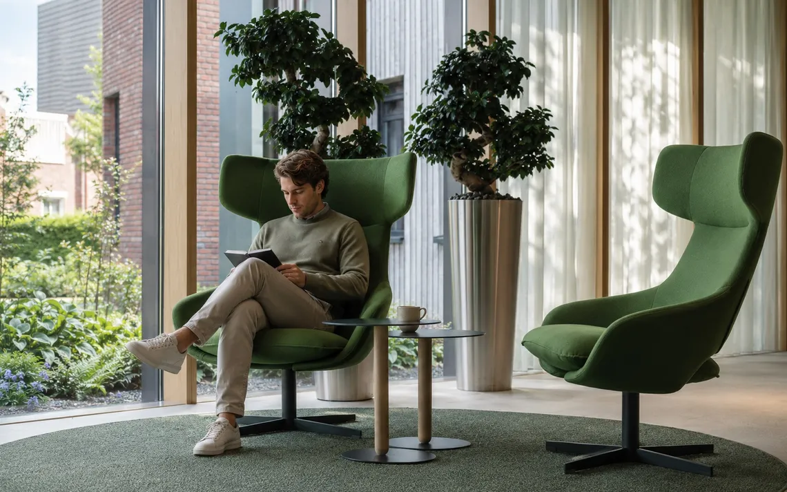 Informele zithoek bij de entree met uitzicht op het omliggende groen.